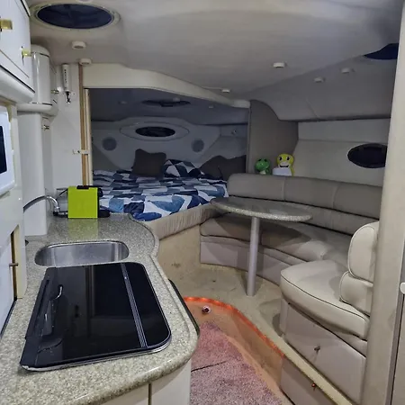 Barco Sea Bandit Botel *