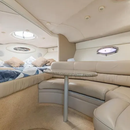 Barco Sea Bandit Botel
